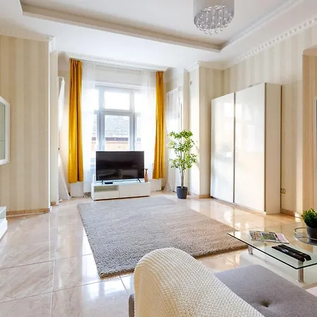 Luxury Downtown By Anna Budapest