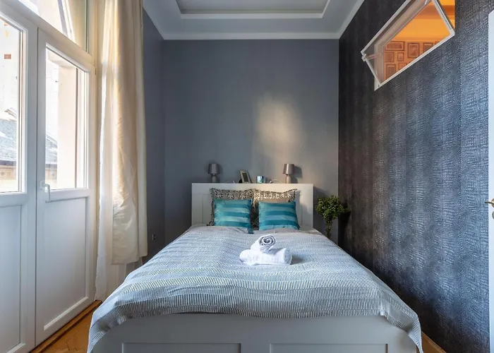 Luxury Downtown By Anna Apartment *
